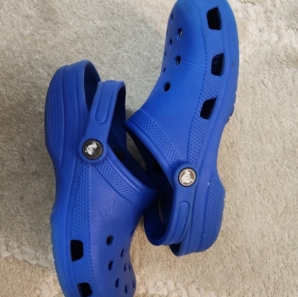 Blue crocs size Youth 4 Womens 6 - Picture 6 of 14